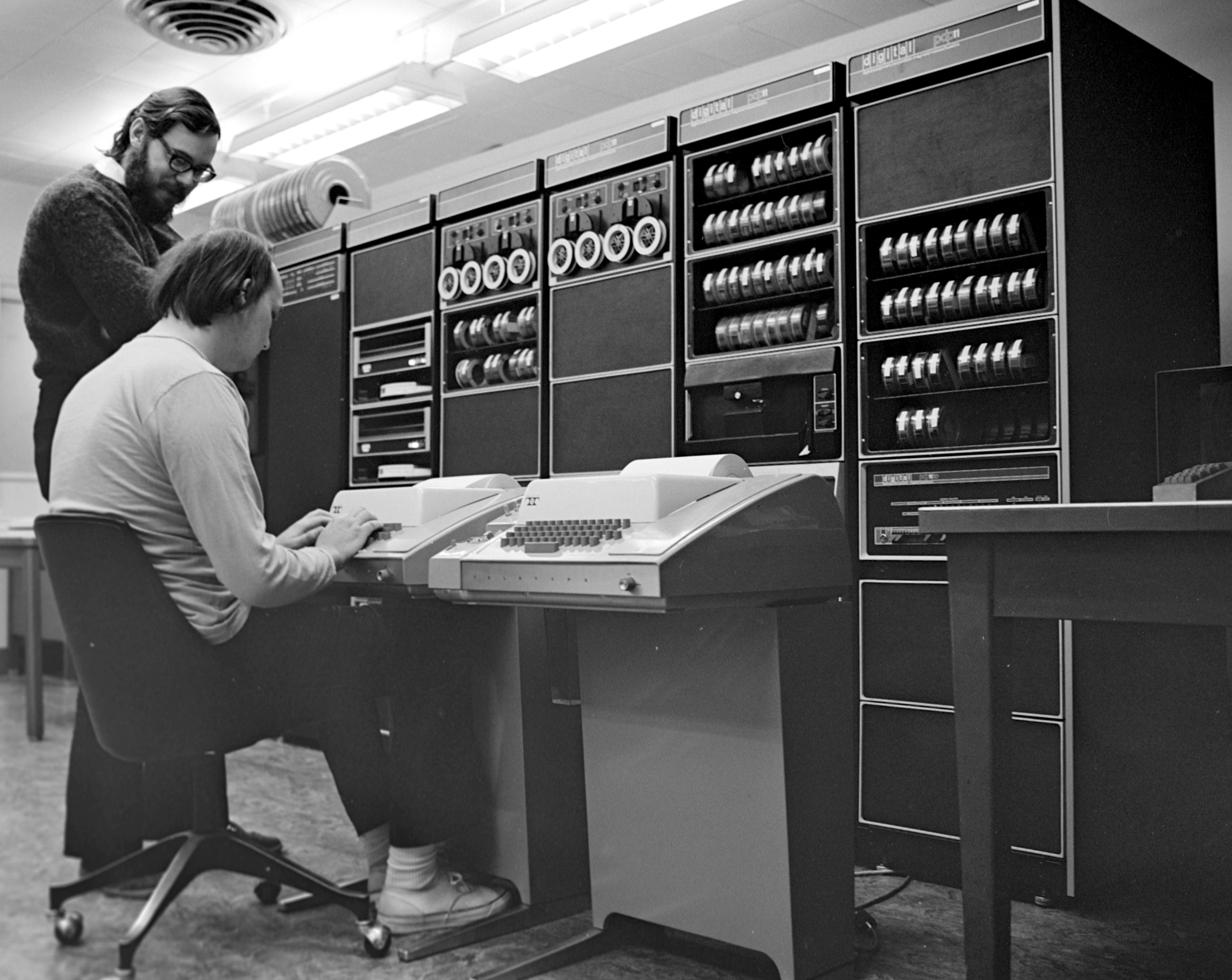 Ken Thompson e Dennis Ritchie trabalhando em um PDP-11
